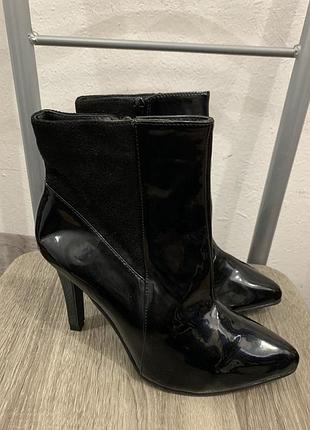 Класичні лаковані черевики на шпильці