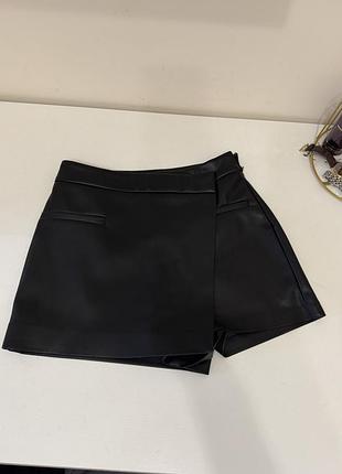 Кожана юбка-шорти чорна