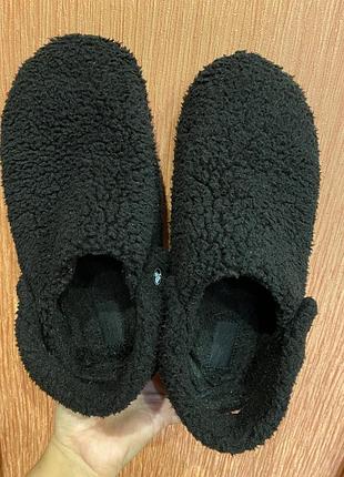 Жіночі домашні капці утеплені з закритим носком crocs classic cozzzy slipper blk 209386(m10/w12) 27 см