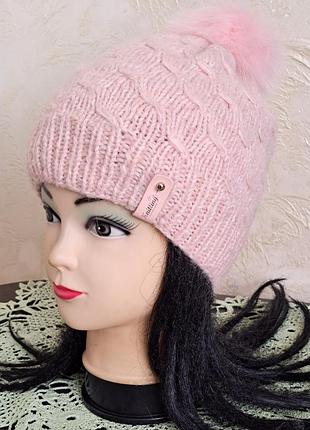 Теплая шапочка с помпоном розового цвета