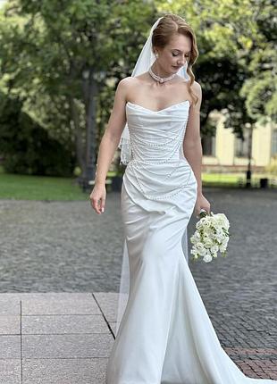 Весільна сукня зі шлейфом