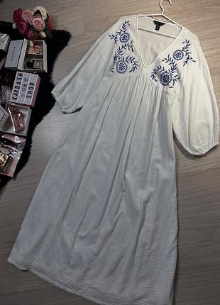Сукня з вишивкою