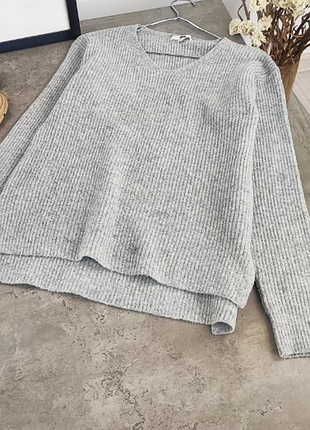 Серый свитерик с разрезами uniqlo
