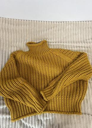 Теплий гірчичний светр з високою горловиною, трішки over size. h&m розмір s, але підійде і на xs і на м. стан хороший, без ковтунків, майже не носився
