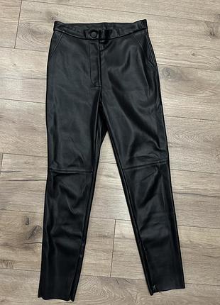 Штани шкіряні чорного кольору reserved ,розмір м,на хс/с/м,нові ,дуже круто виглядають)