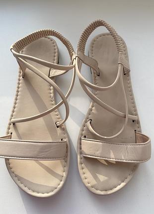 Босоніжки на низькому ходу