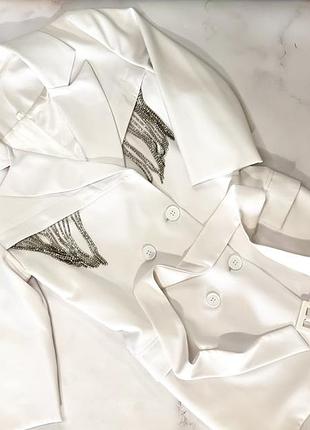 Платье жакет моет короткая белая женская на пуговицах с рукавом три четверти стразы декольте