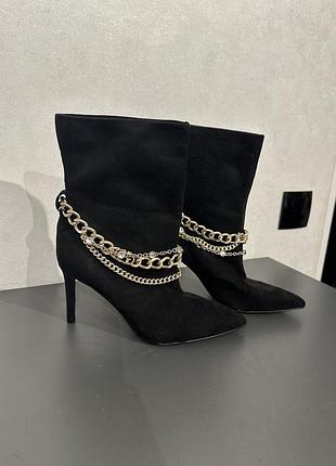 Чорні замшеві ботильйони guess із золотими ланцюжками