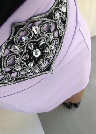 Лиловая юбка с нашивкой с камнями и бисером5 фото