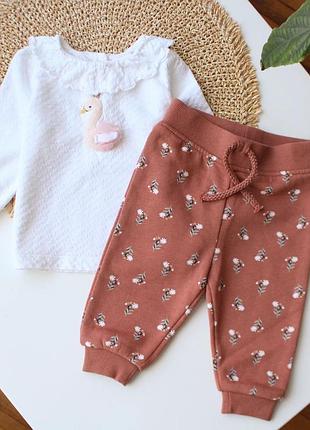 Набор фирменных вещей белая кофточка + утепленные штанишки в цветочный принт на девочку 3-6 мес
