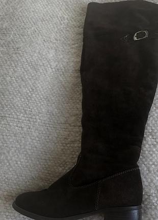 Сапогитамаріс зимові .натуральний замша.розмір 40 по устільці 26 сантиметрів.всередині натуральна шерсть.сапоги ботфорди