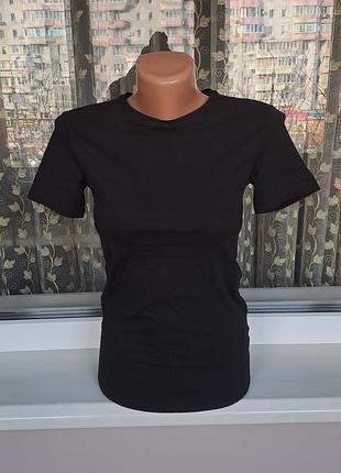 Женская черная базовая футболка