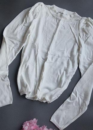 Женский белый свитерок.