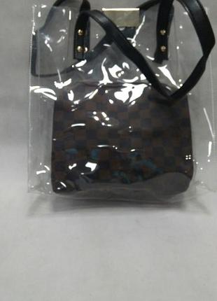 Прозрачная сумка новая но последнее с витриной без дополнительных каких-либо косметичек просто прозрачная сумка есть небольшие царапины