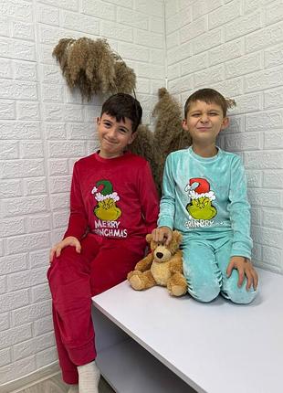 Стильный велюровый костюм для детей с новогодним принтом