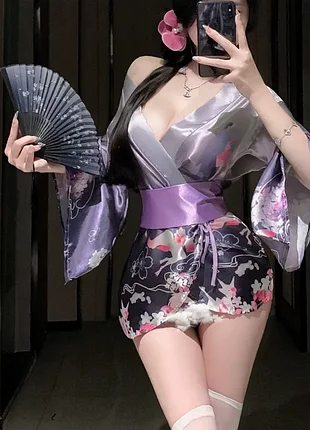 Халат в виде кимоно фиолетовое + стринги + чулки 10/050