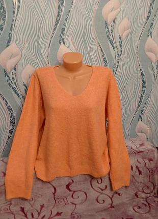 Сильный женский свитер