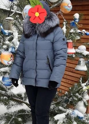 Классная, теплая, зимняя куртка с чернобуркой.