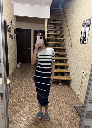 Трикотажное платье colins