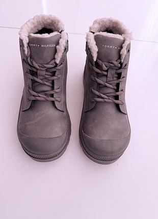 Tommy hilfiger 33 p. устілка 20,5 см