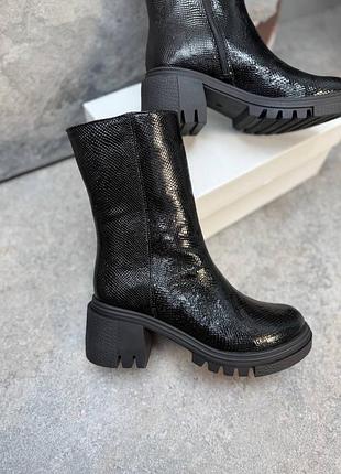 Високі класичні базові черевики з натуральної лакової шкіри з тисненням