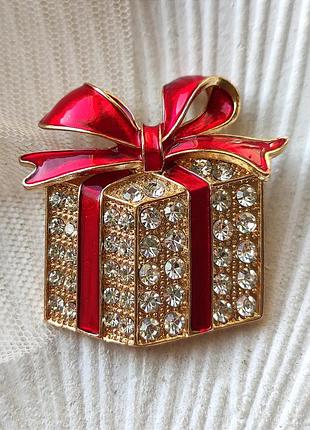 Брошь " подарок" 4,5 см, резьба, новый год, зима