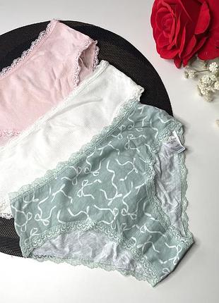 Набір красивих бавовняних трусиків