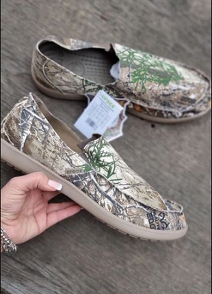 Crocs мужские мокасины слипоны men´s santa cruz wide slip-on loafers