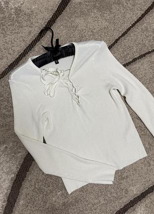 Жіноча кофтинка на завʼязках в рубчик