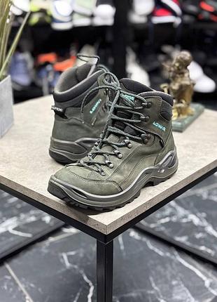 Трекінгові черевики lowa renegade gtx mid, виконані з нубуку в сіро-зеленому кольорі.
