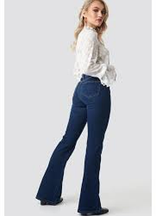 Расклешенные синие джинсы на резинке пояс