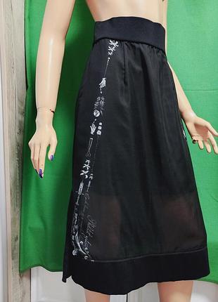 Напівпрозора спідниця з бічними розрізами, на підкладці, і принтом initial