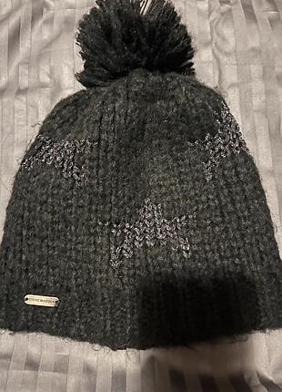 Шапка чорна з помпоном у зірочки