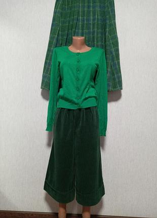 Зелена кофтина на гудзиках