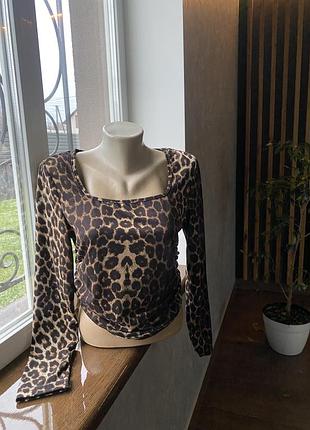 Леопардовий лонгслів із драпіруванням /стяжками  на резинках по боках