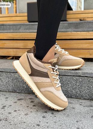 Кросівки жіночі