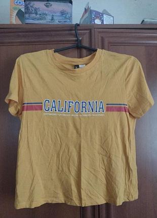 Женская футболка в принт.