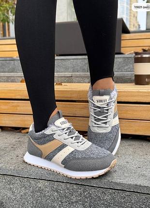 Кросівки жіночі