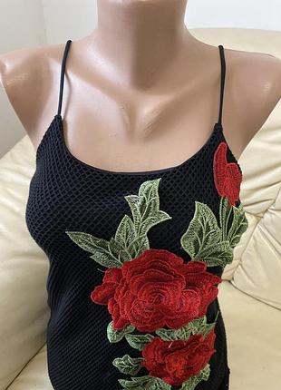 Продам облягаючу сукню-міді на тонких бретелях з чудовою вишивкою червоних троянд
