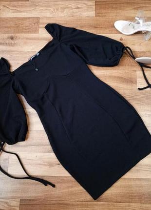 Классическое женское черное мини платье с эффектным декольте