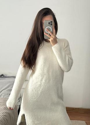 Пушистий светр ,подовжений сверт