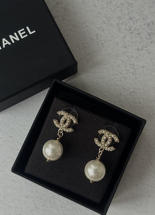 Сережки з позолотою у стилі шанель, перлинами та камінням. преміум якість