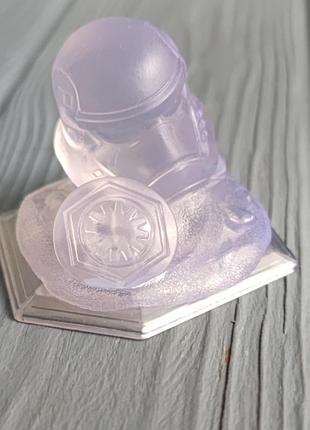 Фигурка disney infinity crystal stormtrooper helmet.