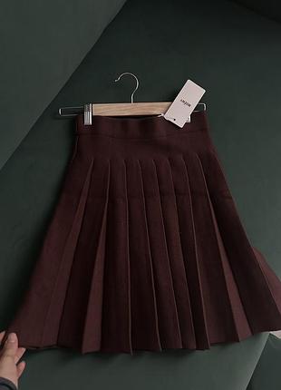 Дуже гарна теніска спідничка італія шоколадна коротка тепла