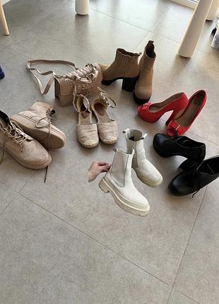Лот жіночого взуття зимові черевики осінні ботільони босоніжки