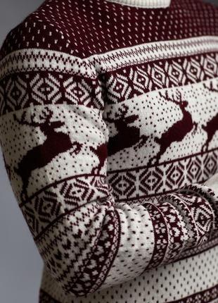 Мужской свитер с оленями бело бордовый с прямой горловиной зимний гольф / кофта4 фото