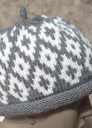 Вязаная полушерстяная шапка