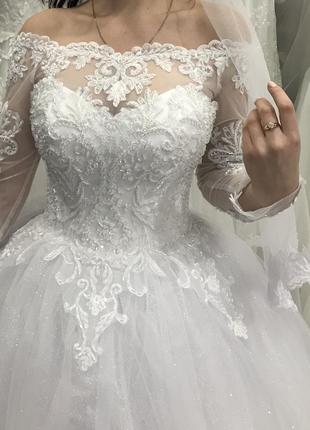 Свадебное платье фата кружево блестящее пышное длинное с открытыми плечами