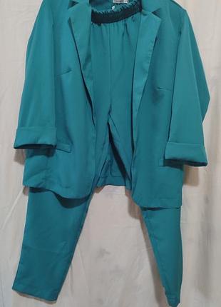 Летний брючный костюм бирюзового цвета.