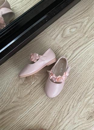 Святкові туфельки для дівчаток рожеві з квітами і бісером нарядні
